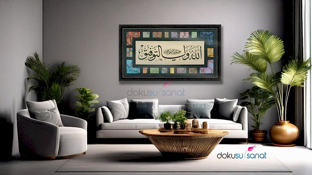 Aharlı kağıt üzerine siyah mürekkeple yazılmış bu büyük boy eserde; Allahü veliyyü t-tevfîk ve Hüve ni mel- Refîk ibaresi celi sülüs hattı ile yazılmıştır.